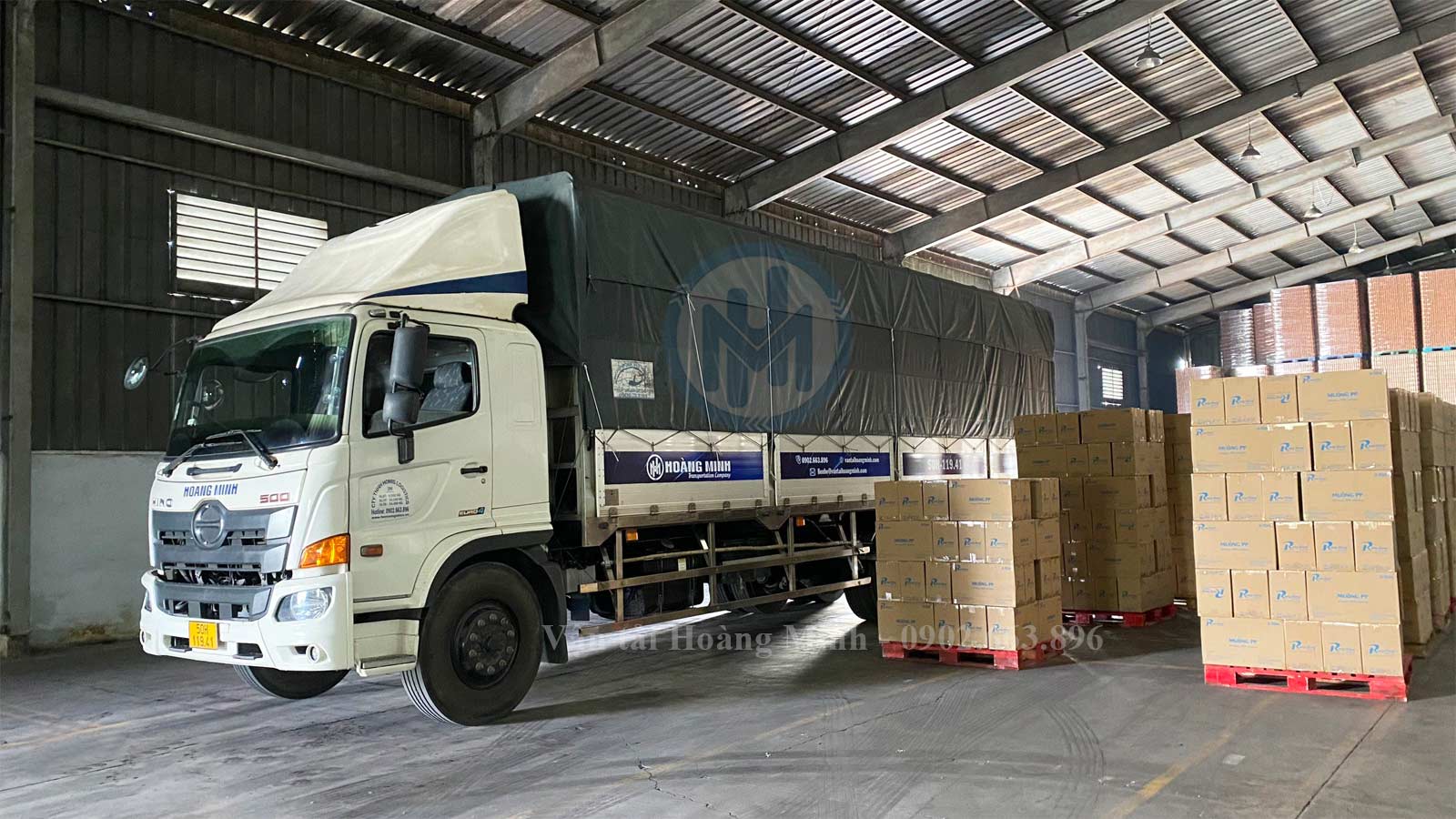 Xe tải chở hàng thực phẩm