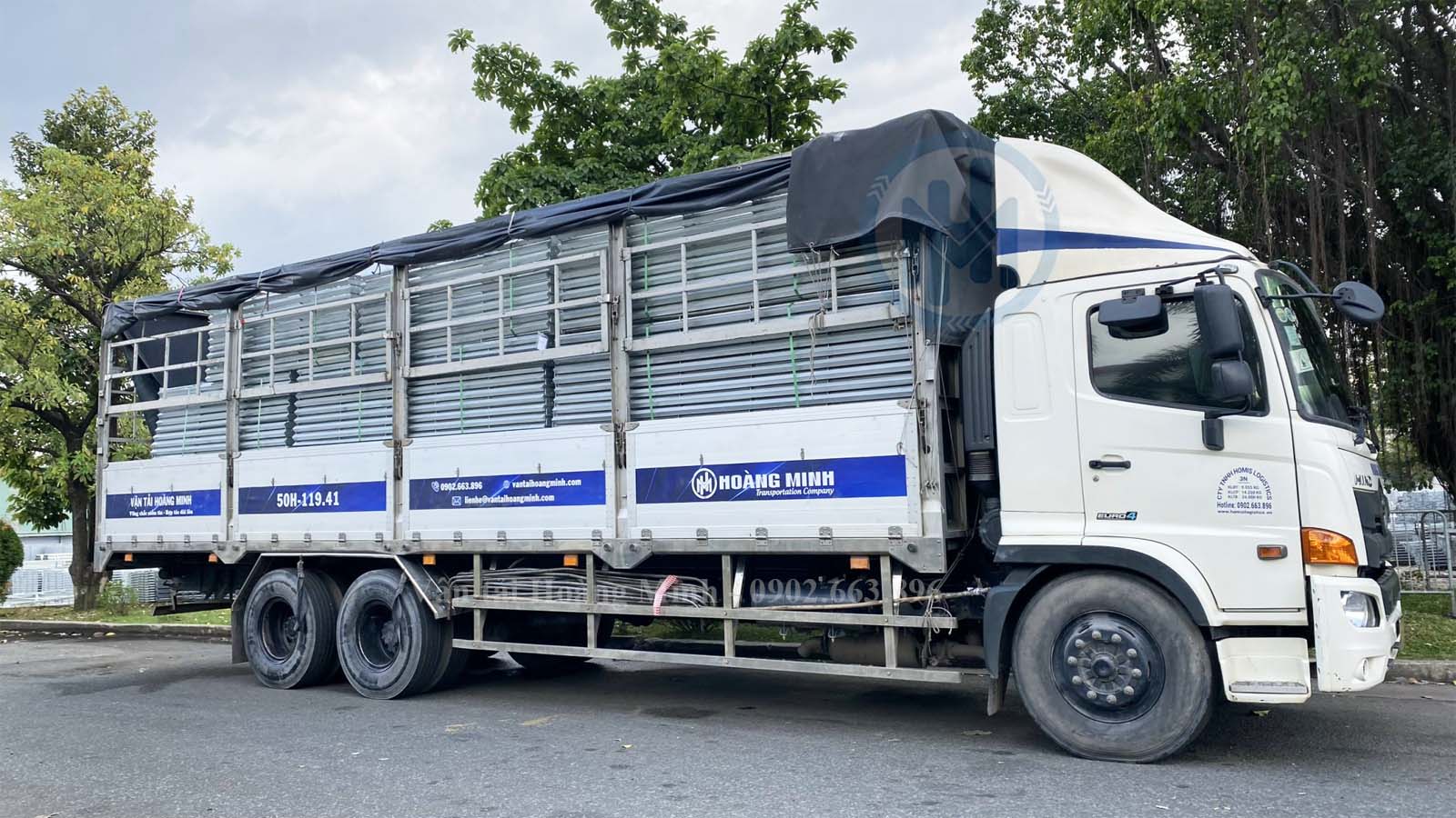 Xe tải chở hàng vật liệu xây dựng