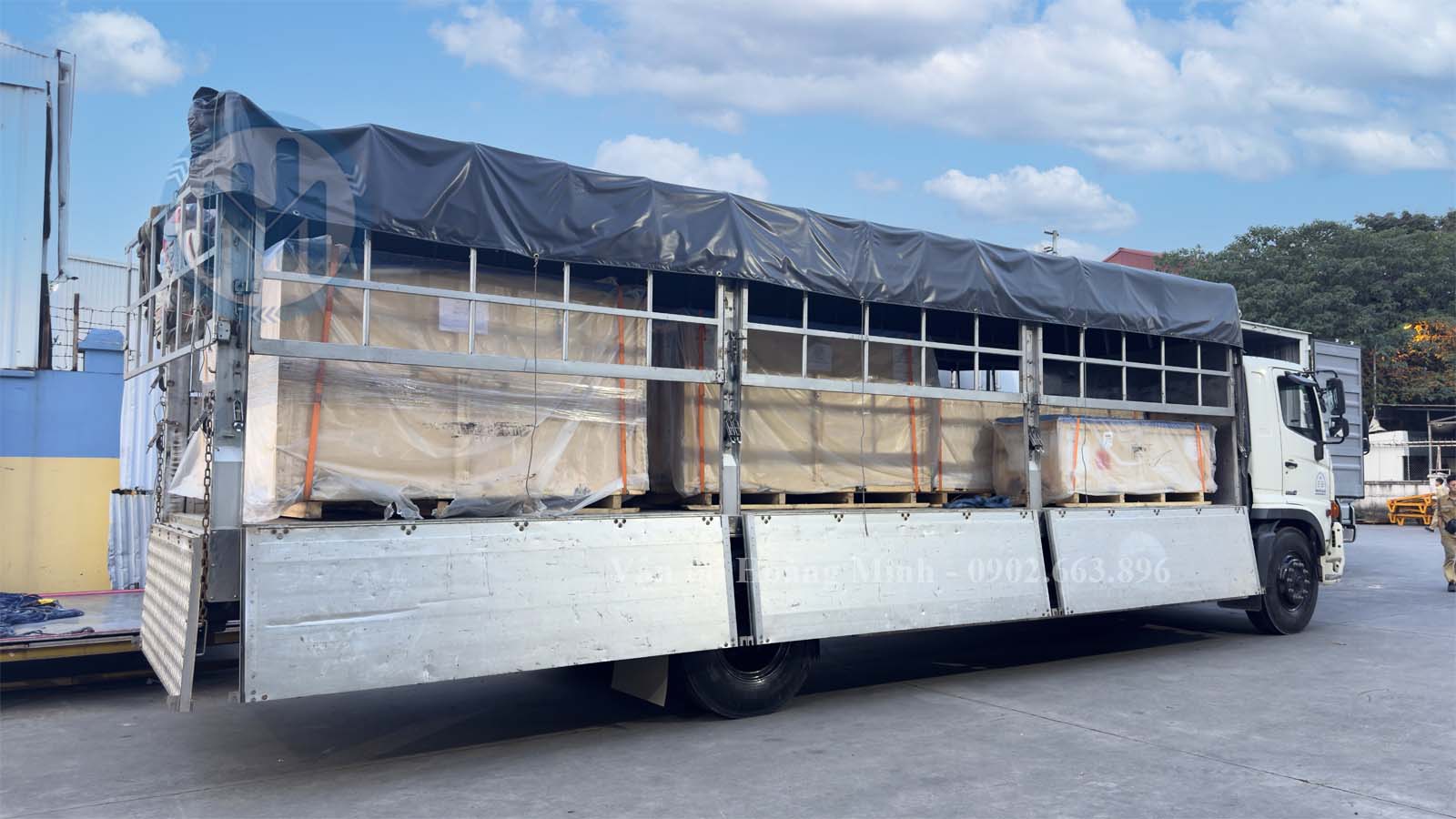 Xe tải chở hàng xuất nhập khẩu