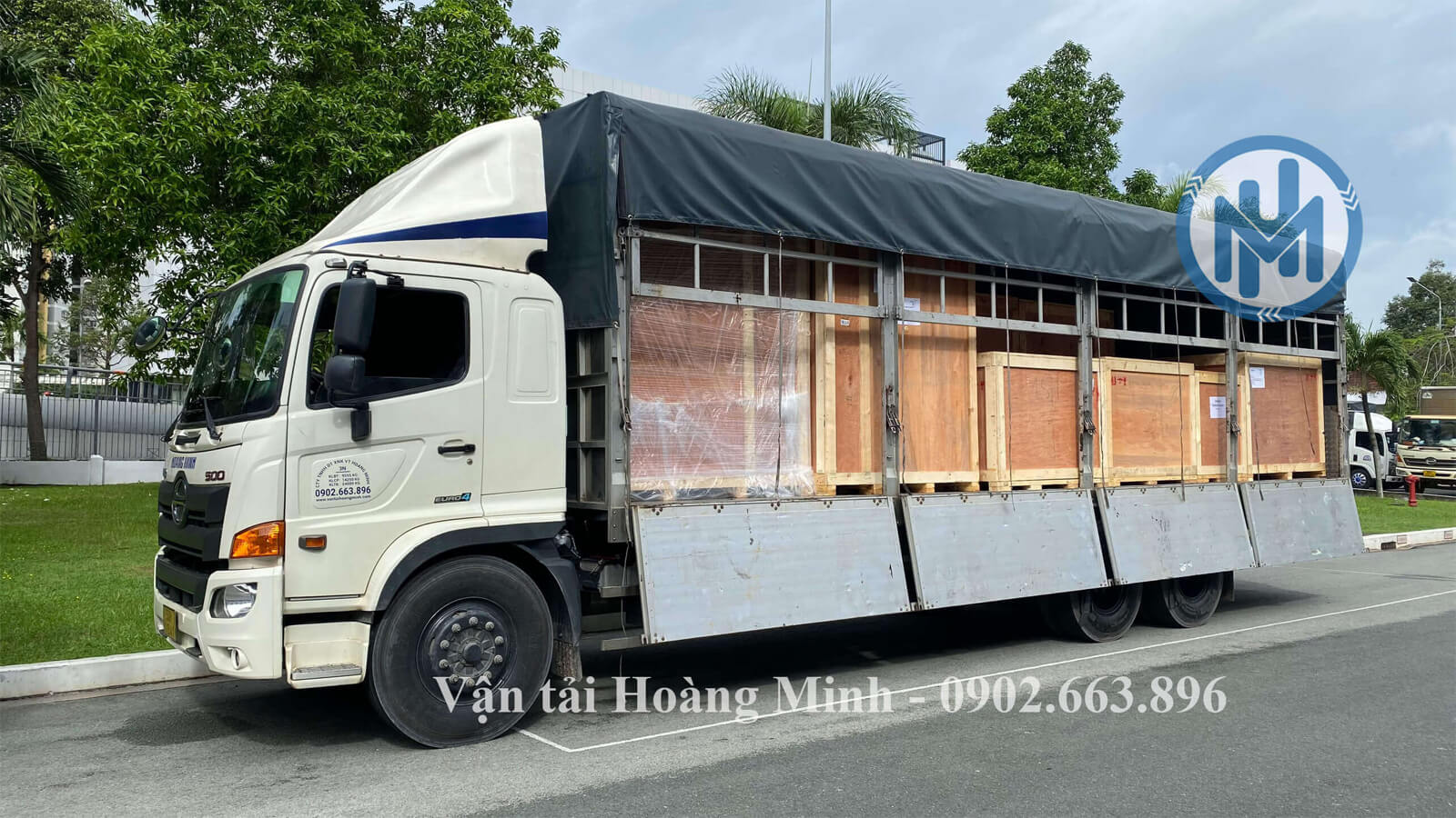 Xe tải chở hàng đóng thùng gỗ