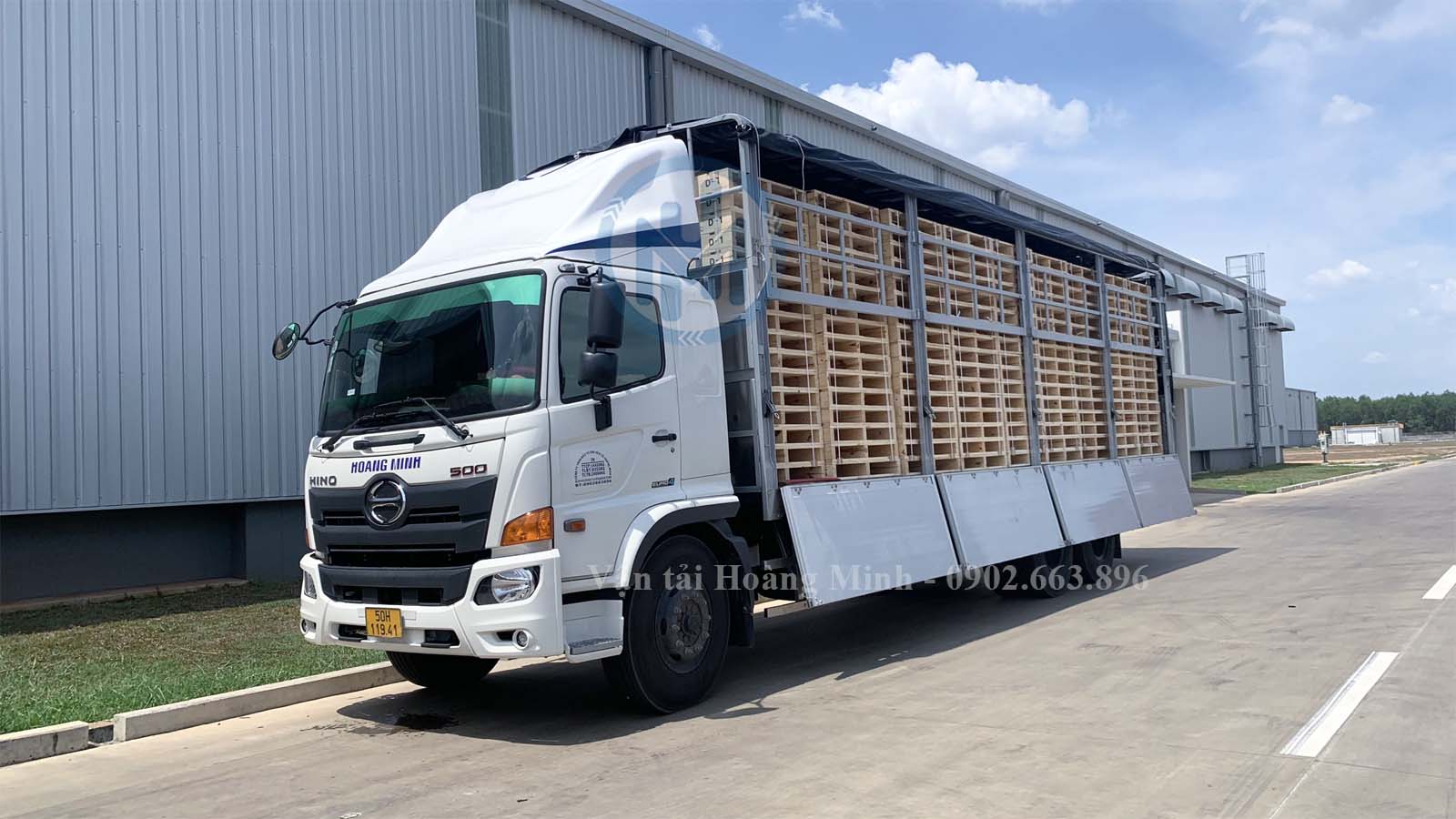 Hình ảnh nhân viên Hoàng Minh chở hàng hoá pallet cho khách đi Kiên Giang