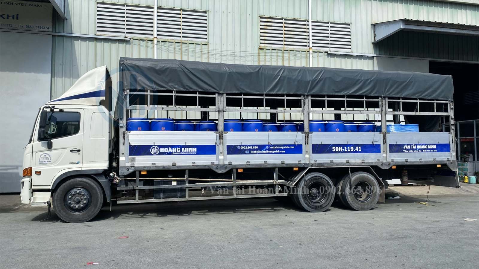 Xe tải chở hàng hoá chất tại khu công nghiệp