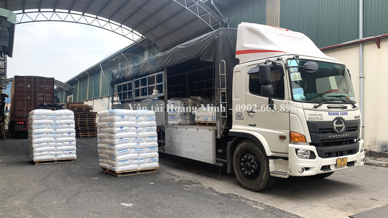 Xe tải chở hàng hạt nhựa tại nhà máy