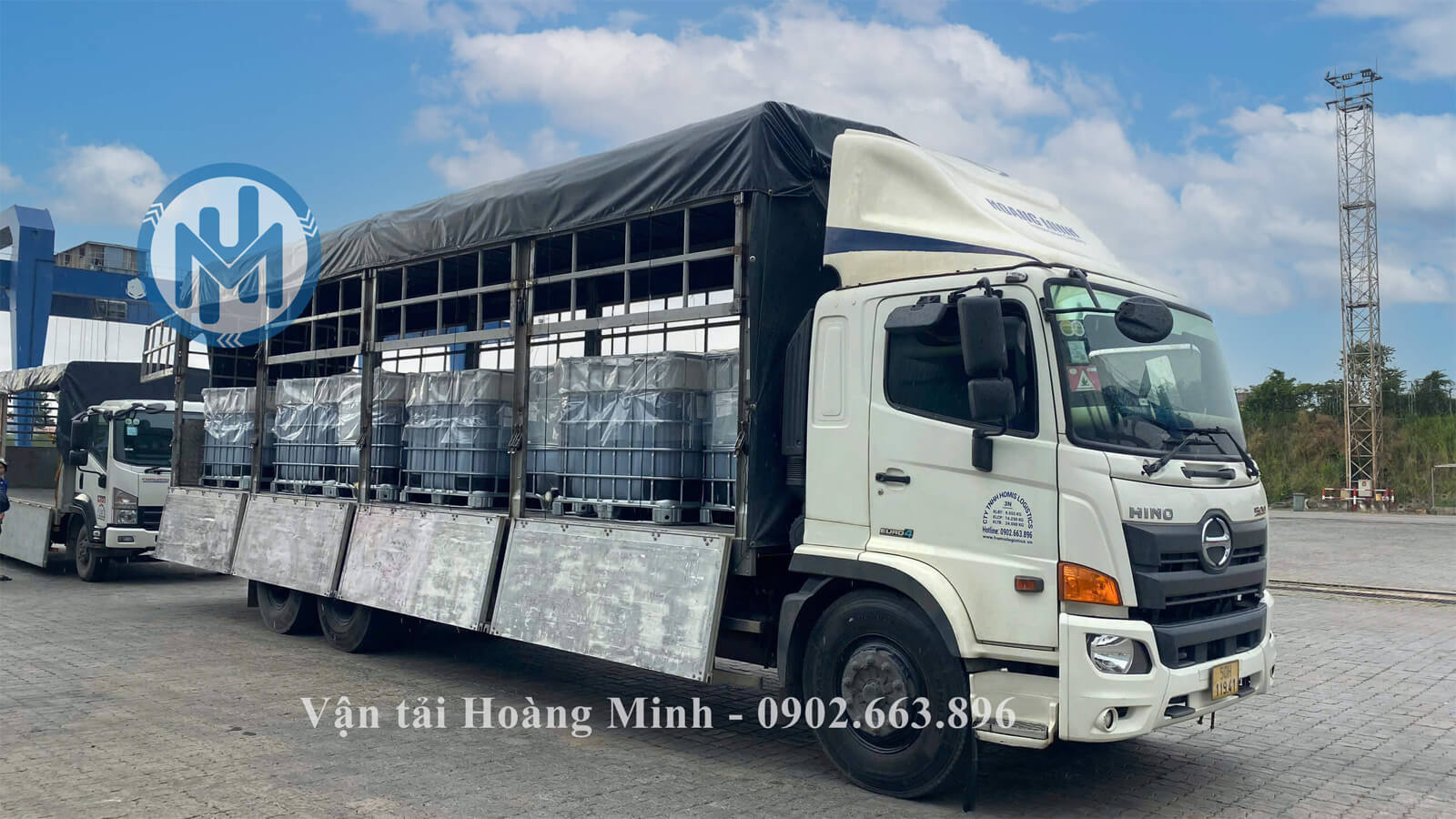 Xe tải chở hàng tank hóa chất tại cảng Xe tải chở hàng tank hóa chất tại cảng