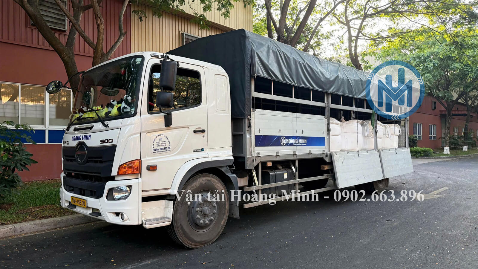 Xe tải chở hàng đựng trong bao jumbo