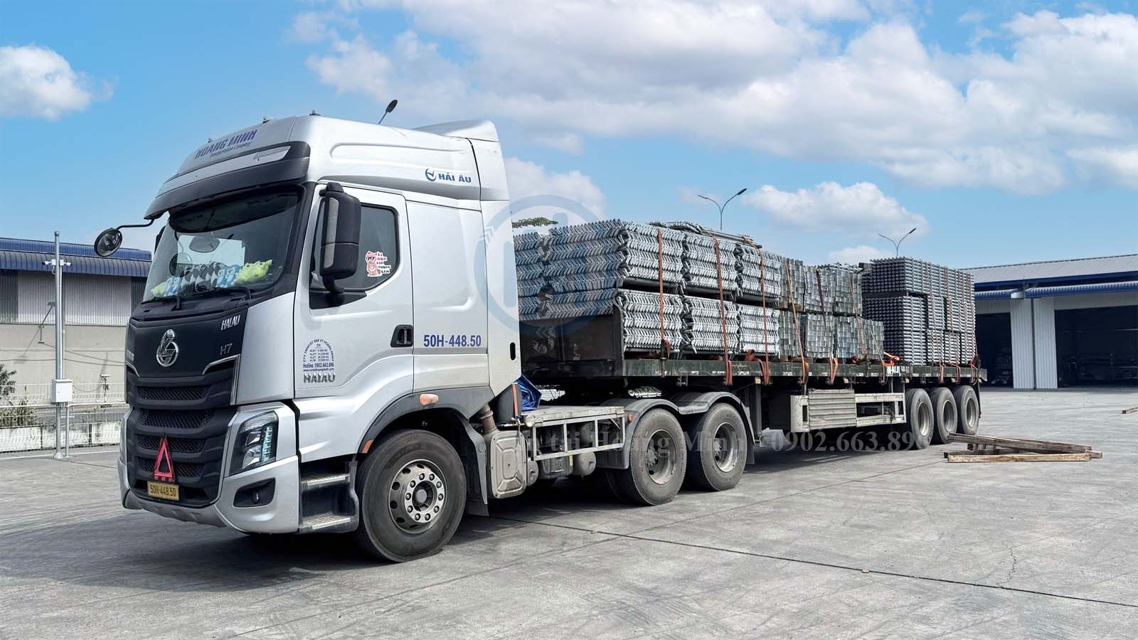 Xe đầu kéo chở hàng giàn giáo công trình