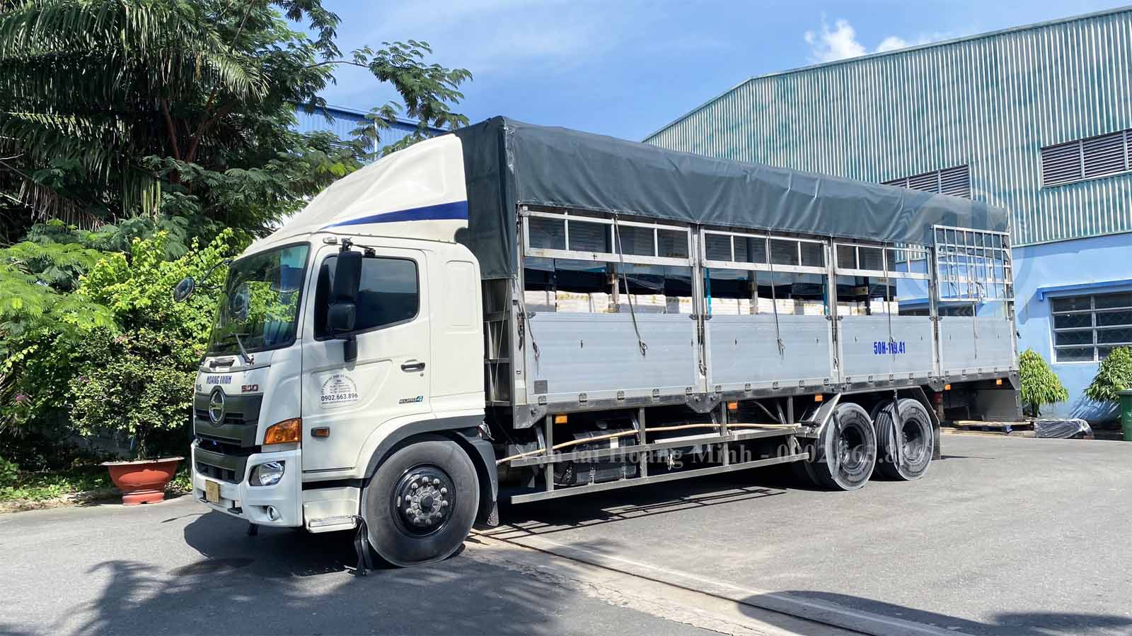 Xe tải 15 tấn chở hàng nguyên vật liệu Xe tải 15 tấn chở hàng nguyên vật liệu
