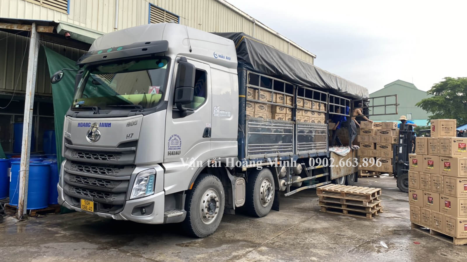 Xe tải 18 tấn chở hàng thực phẩm tiêu dùng