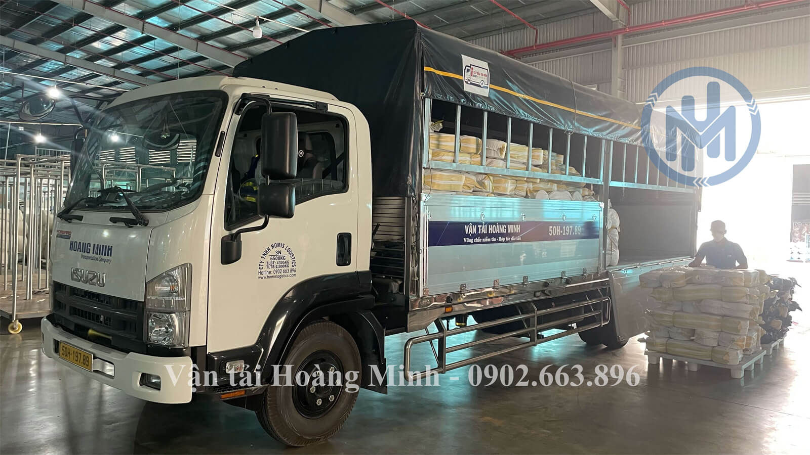 Xe tải chở hàng bao bì sản phẩm dạng cuộn