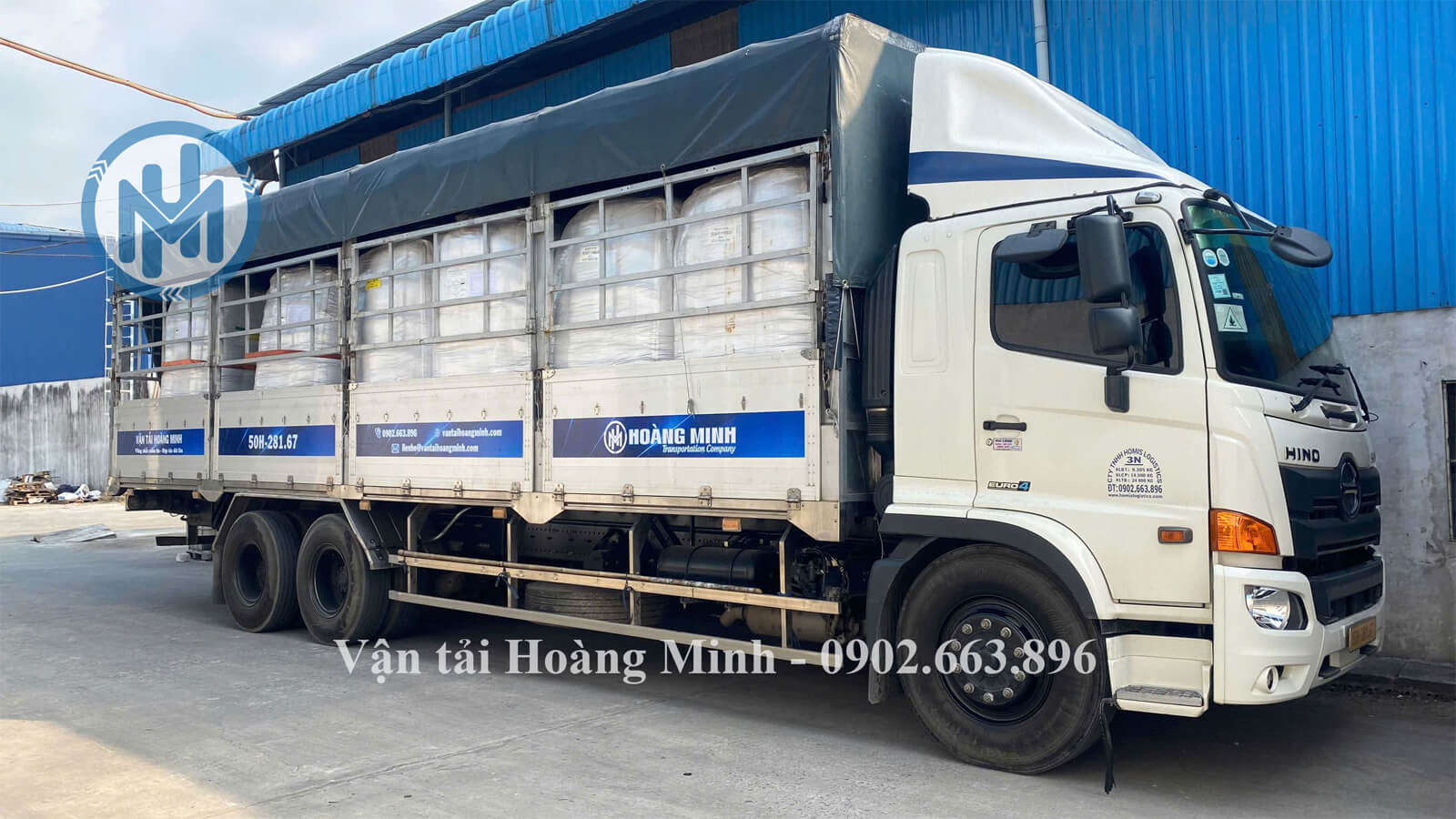 Xe tải chở hàng bông vải sợi