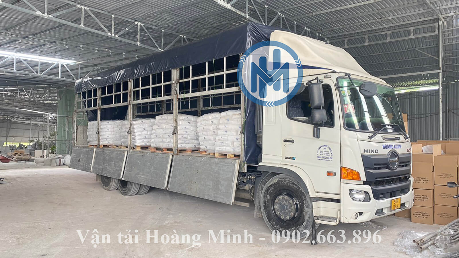 Xe tải chở hàng bột đá tại xưởng