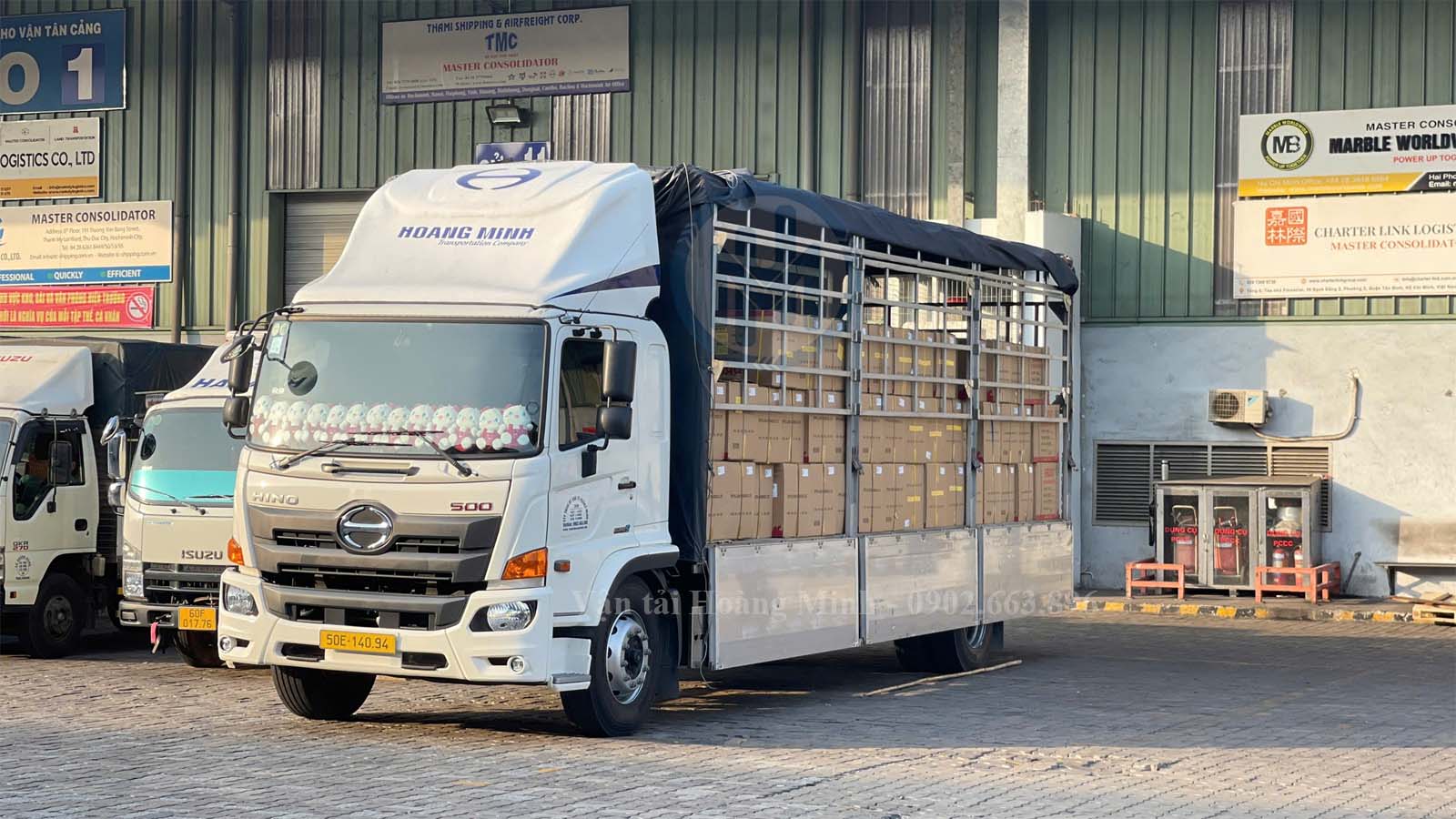 Xe tải chở hàng chỉ dệt tại nhà máy Xe tải chở hàng chỉ dệt tại nhà máy