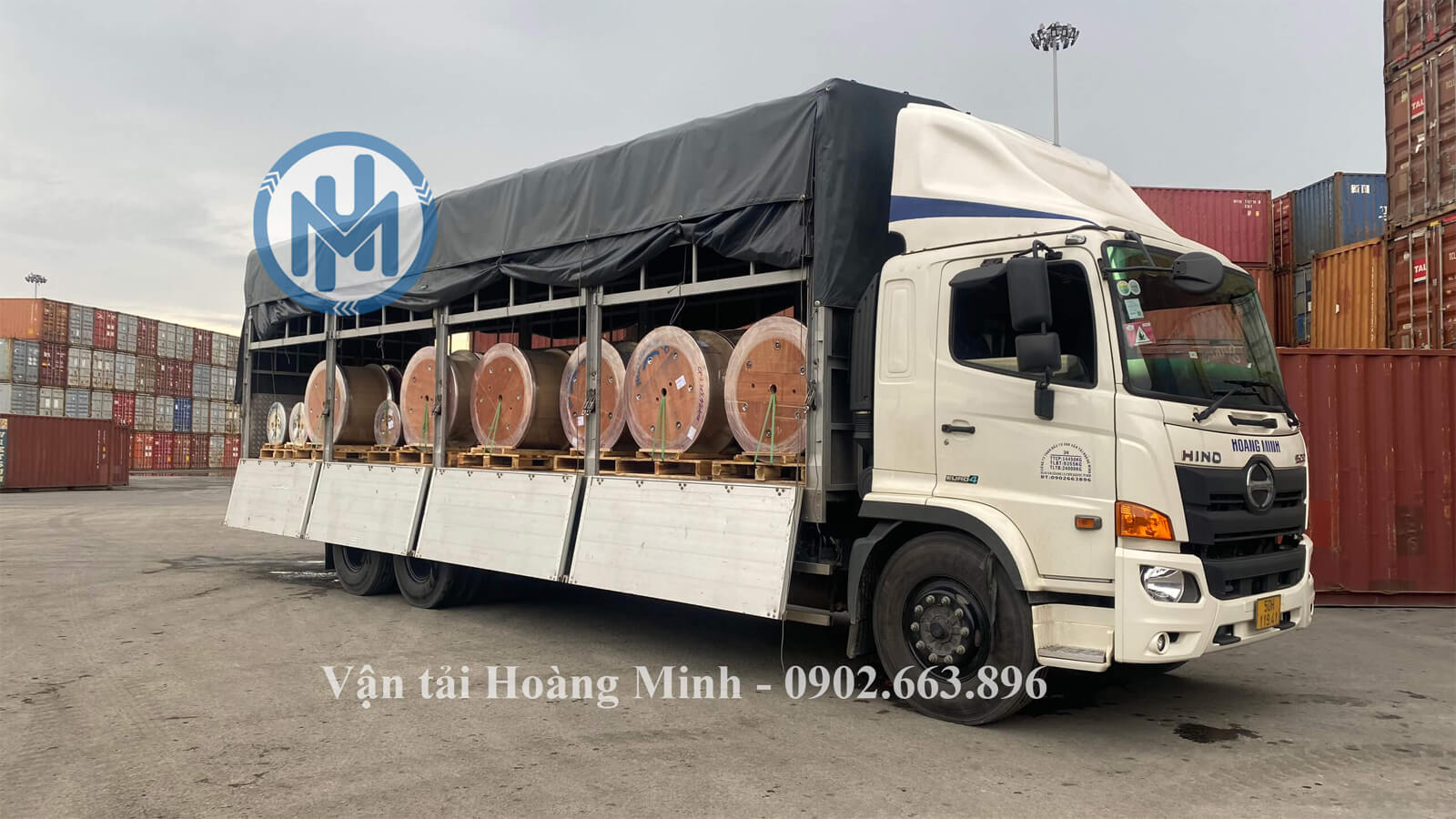 Xe tải chở hàng cuộn cấp đồng đi cảng biển