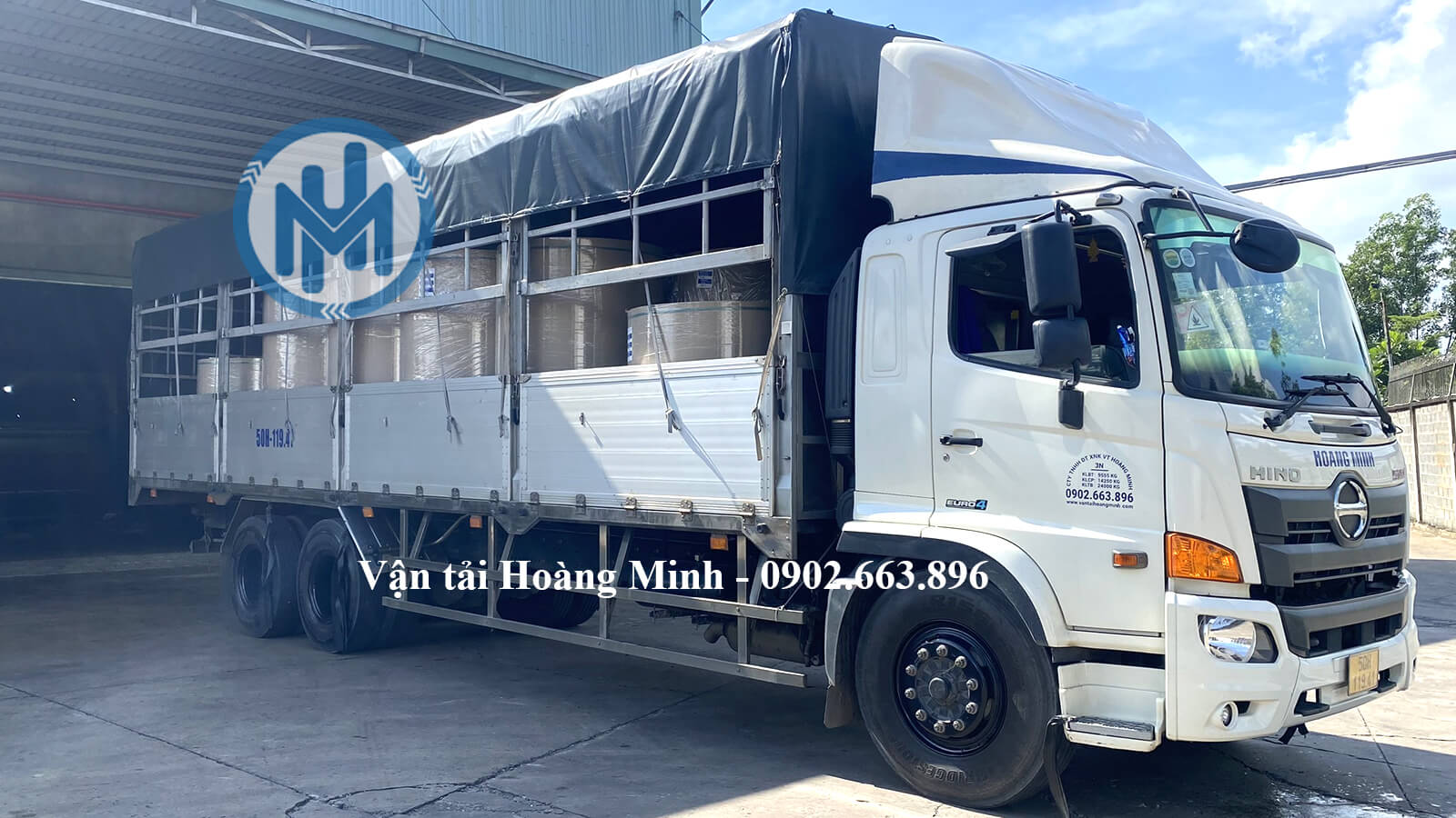 Xe tải chở hàng giấy cuộn tại xưởng Xe tải chở hàng giấy cuộn tại xưởng