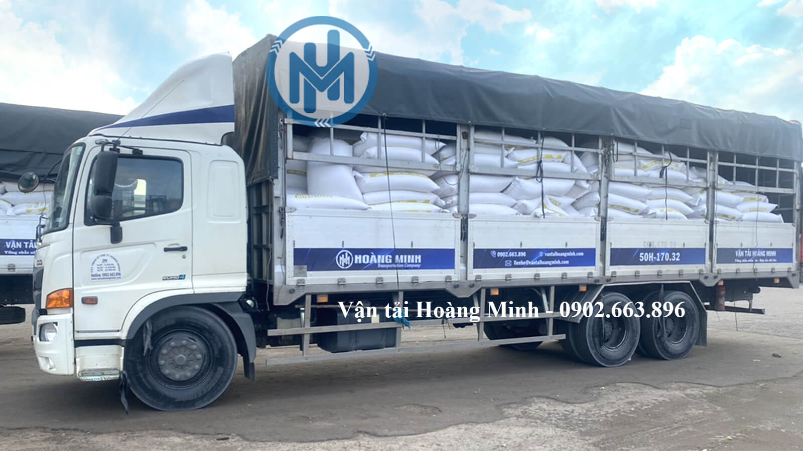 Xe tải chở hàng hóa thức ăn công nghiệp