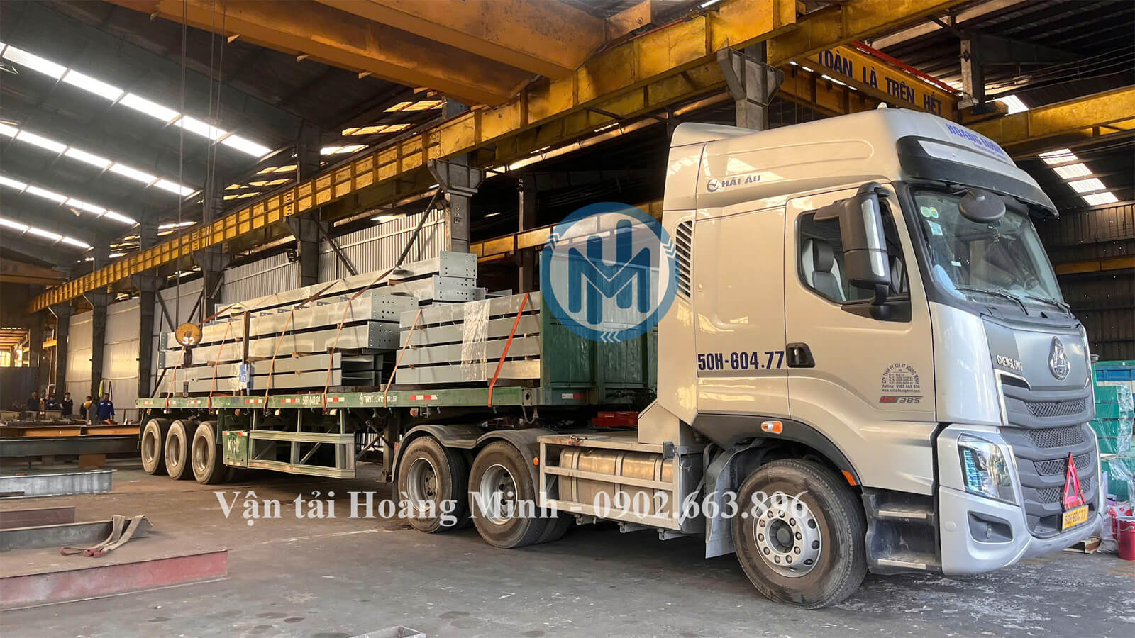 Xe tải chở hàng thi công công trình