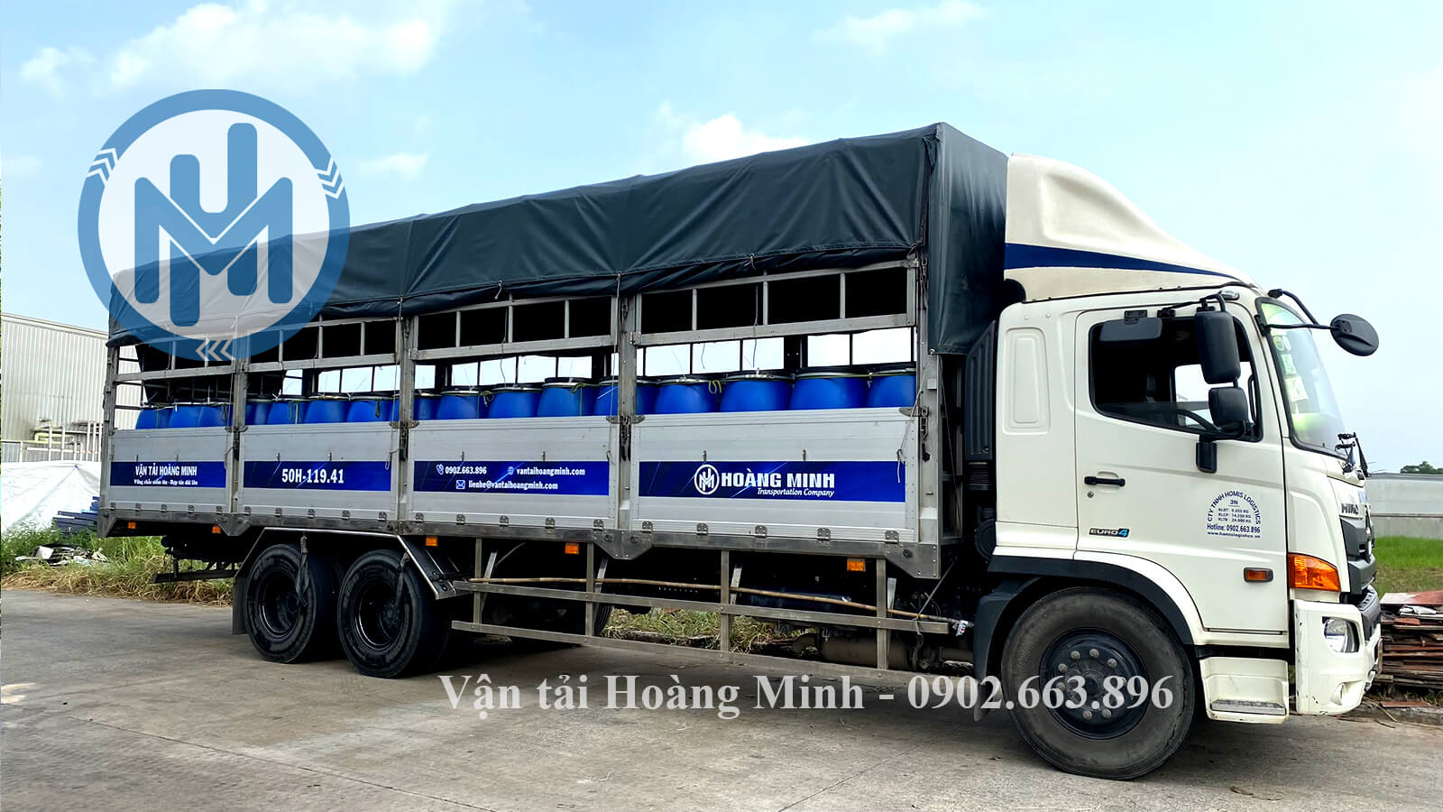 Xe tải chở hàng thùng phuy hóa chất