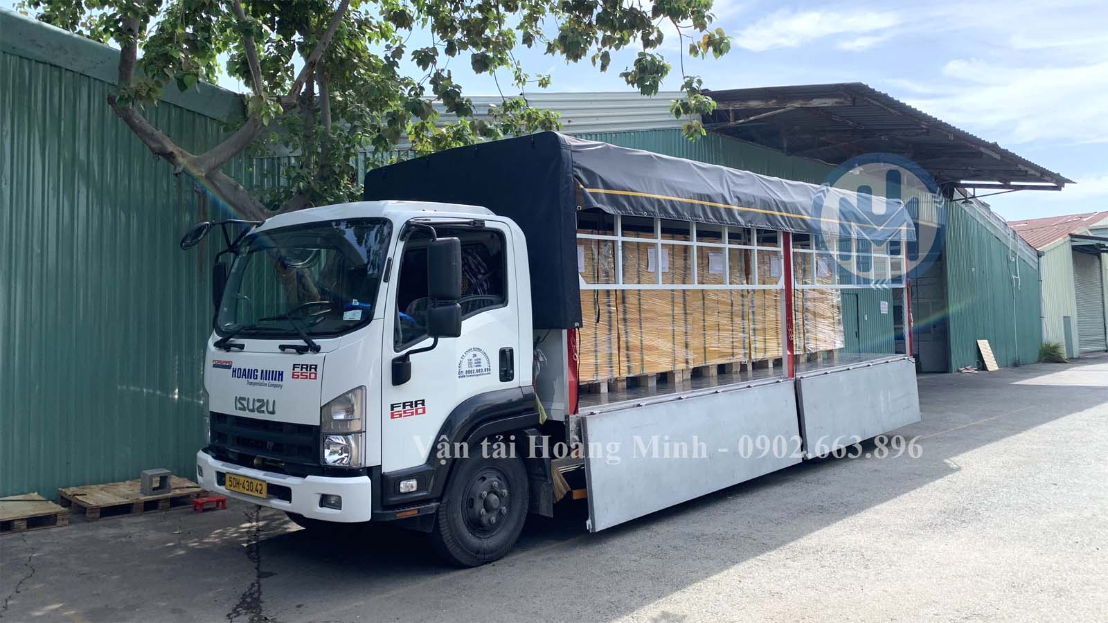 Xe tải chở hàng ván ép gỗ