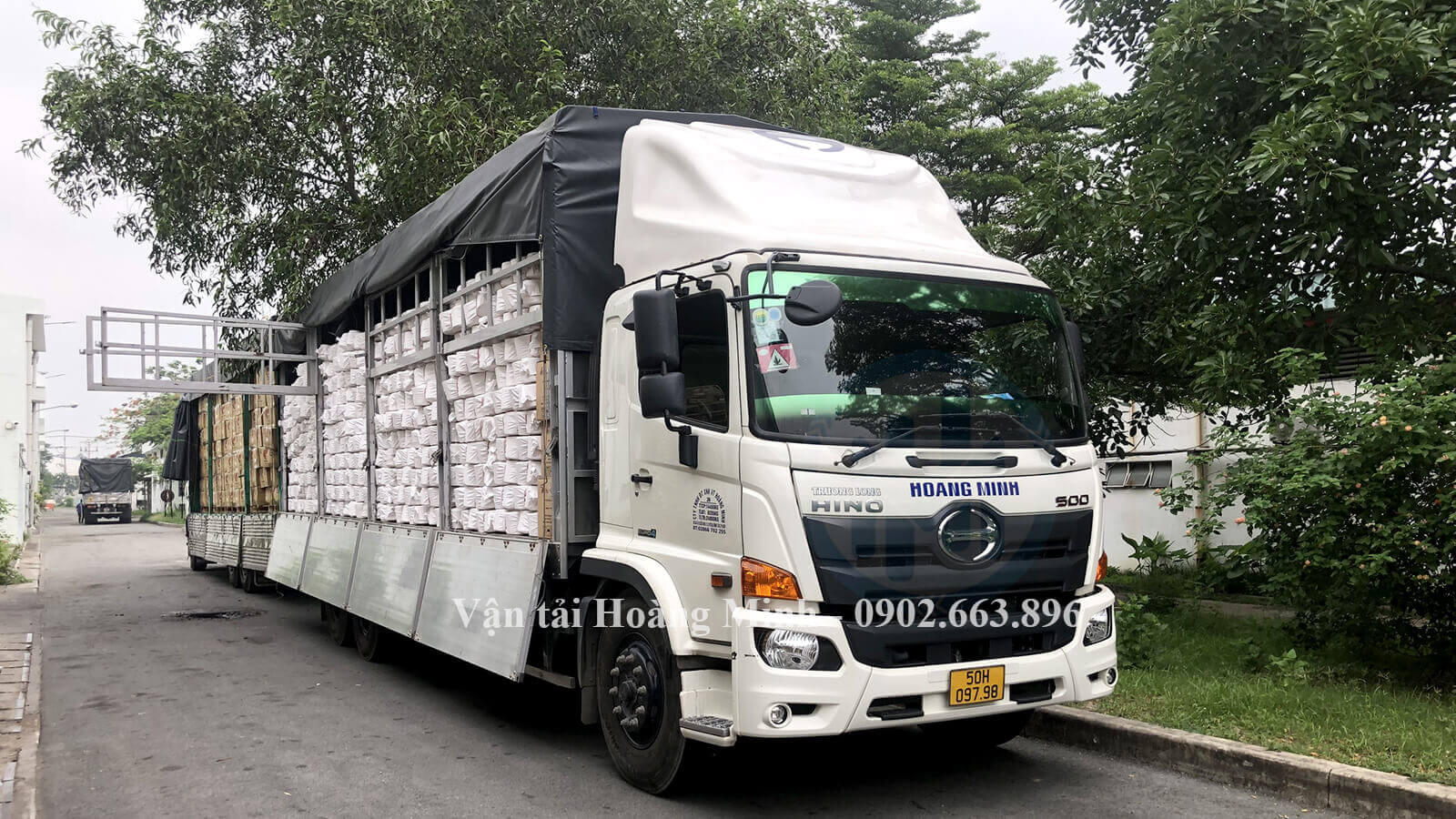 Xe tải chở hàng vải cuộn tại khu công nghiệp