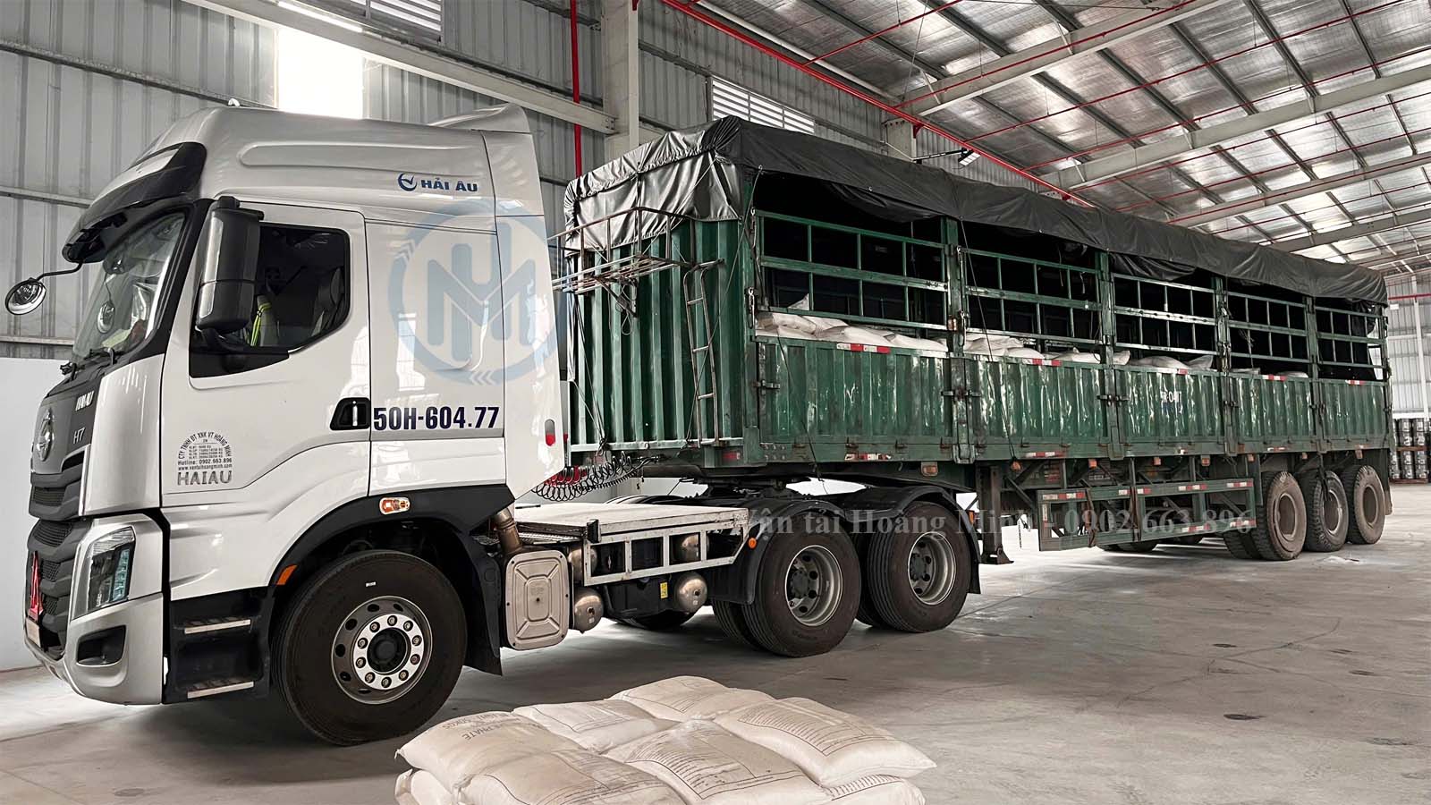 Xe đầu kéo chở hàng hóa chất dạng bột Xe đầu kéo chở hàng hóa chất dạng bột