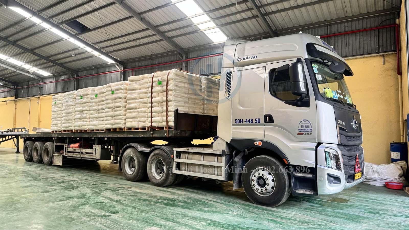 Xe đầu kéo chở hàng hạt nhựa Xe đầu kéo chở hàng hạt nhựa