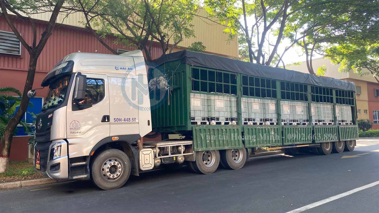 Xe đầu kéo chở hàng tank hóa chất ở nhà máy
