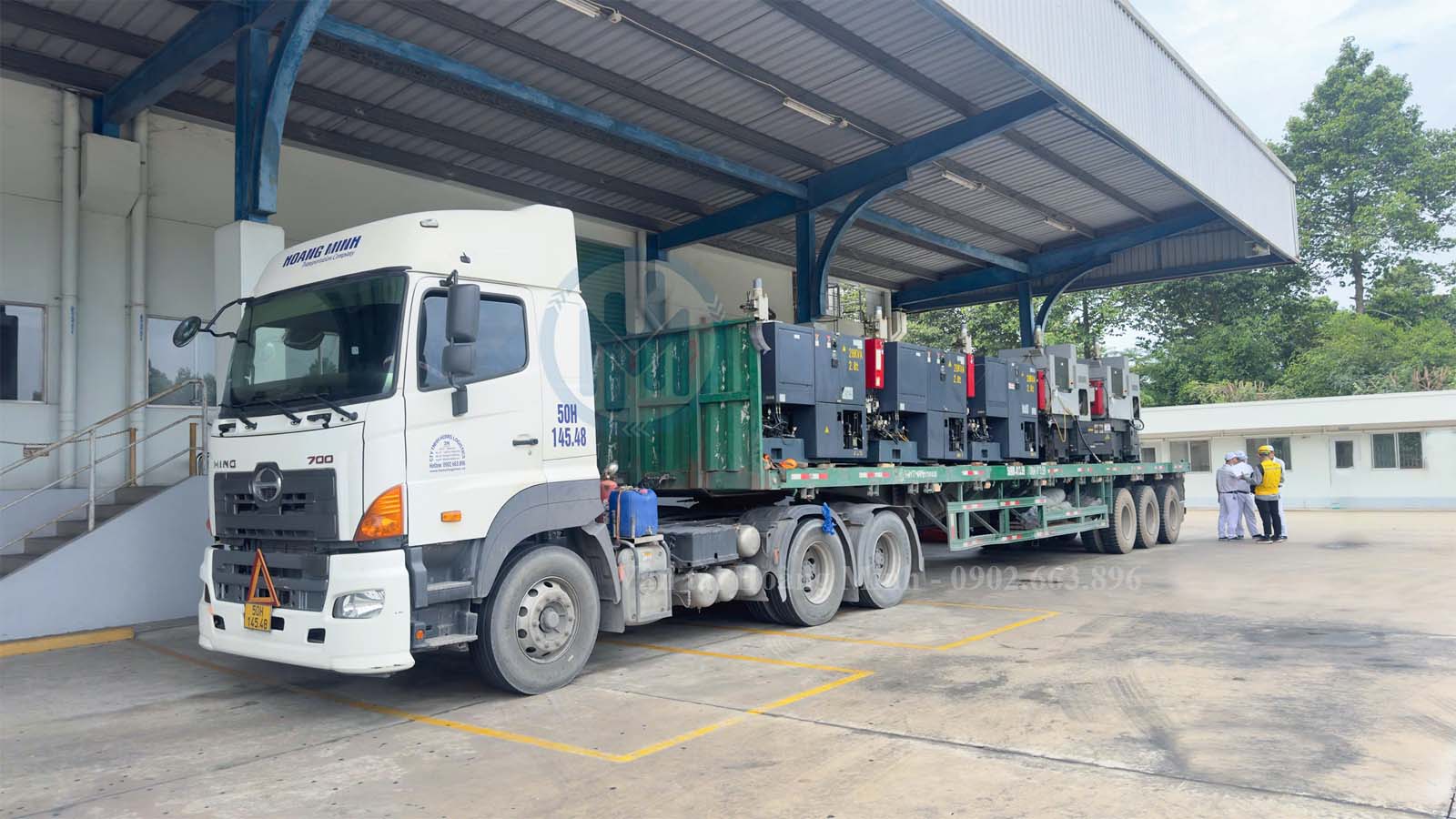 Xe đầu kéo chở hàng thiết bị điện Xe đầu kéo chở hàng thiết bị điện