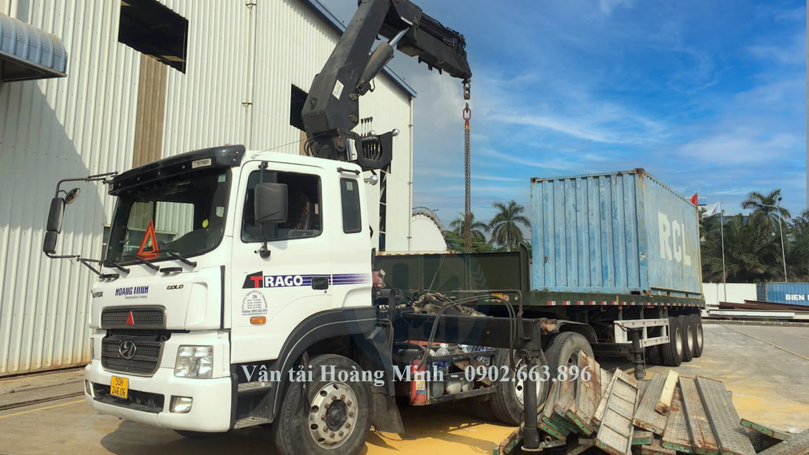 Chuyển hàng hoá cho khách tại Long An bằng xe đầu kéo có gắn cẩu