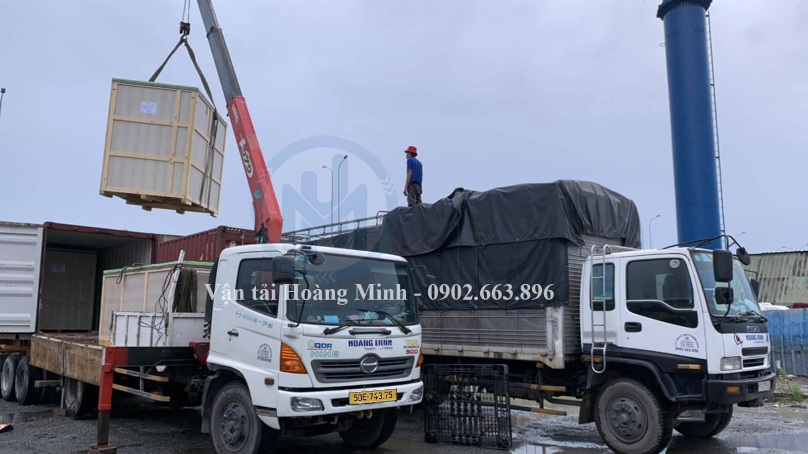 Nhân viên Hoàng Minh điều khiển xe cẩu tự hành
