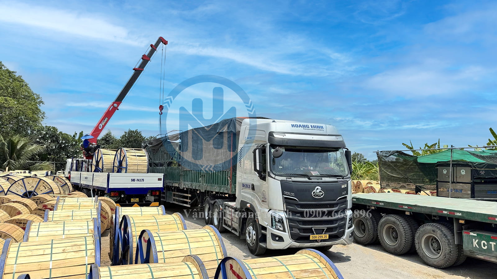Xe cẩu nâng hạ cuộn cáp điện tại Bàu Bàng