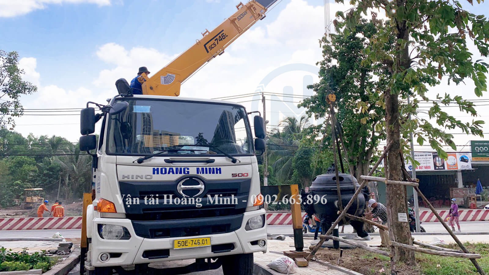 Xe cẩu đang thực hiện cẩu tại Thủ Dầu Một
