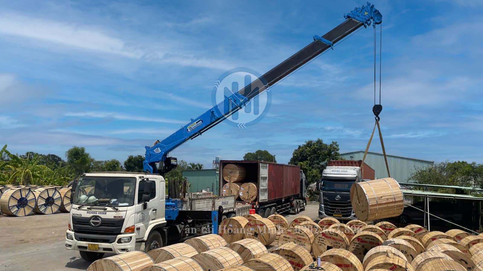 Xe cẩu tự hành vận chuyển hàng hóa tại Đồng Xoài
