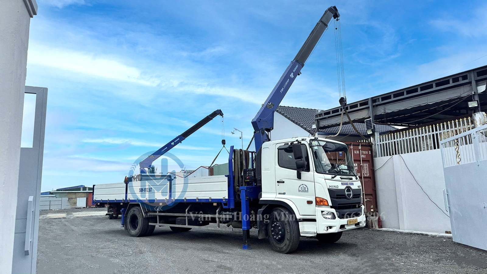 Hình ảnh xe cẩu tự hành 15 tấn thi công nâng hạ thùng container tại Tân Trụ