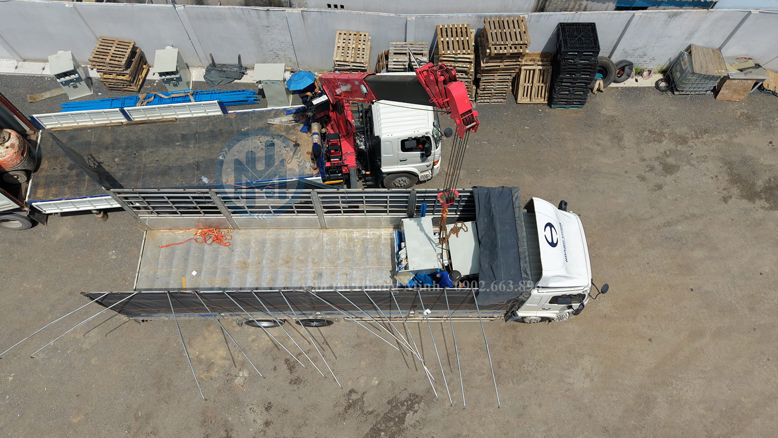Rút hàng thiết bị công trình trong container và vận chuyển đến công trình Vinhomes ở Cần Giờ