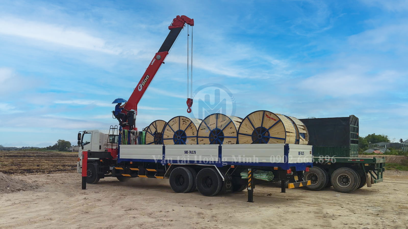 Xe cẩu thực hiện nâng hạ cuộn cáp điện tại Xuân Lộc