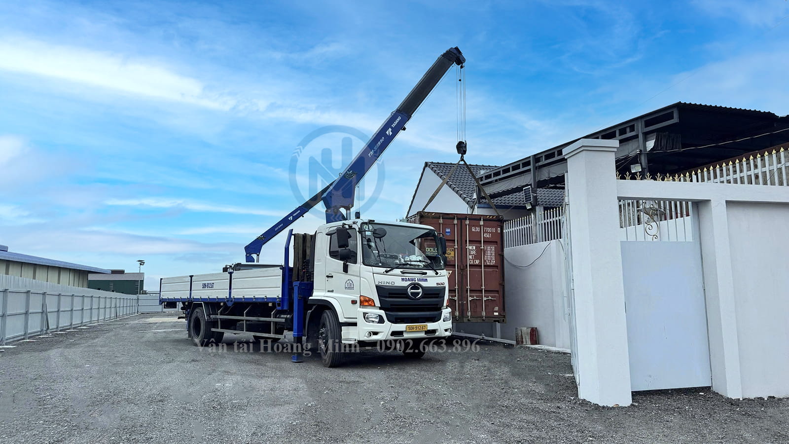 Xe cẩu tự hành nâng hạ thùng hàng container tại Định Quán