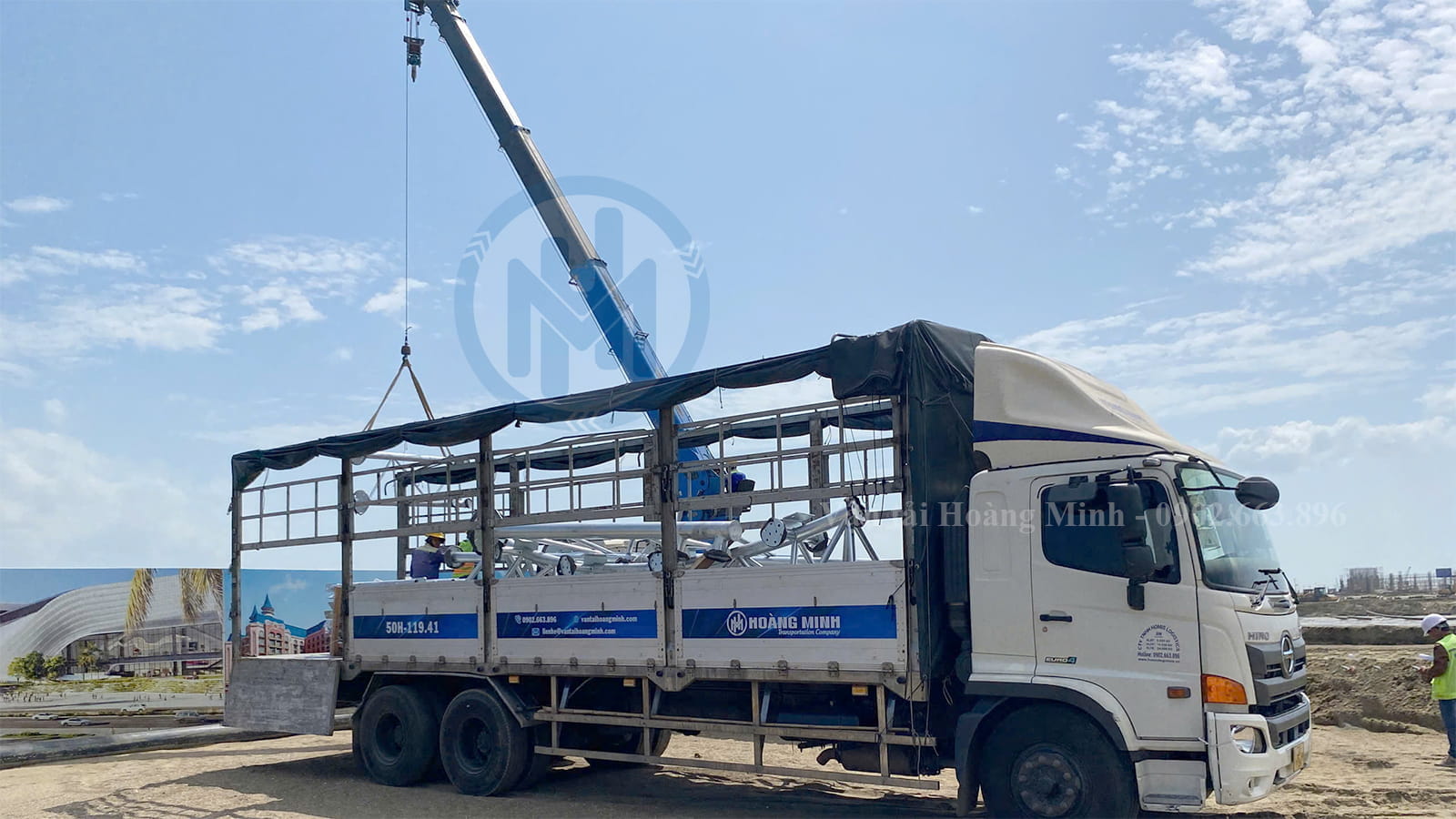 Xe cẩu tự hành vận chuyển thiết bị công trình tại Cẩm Mỹ