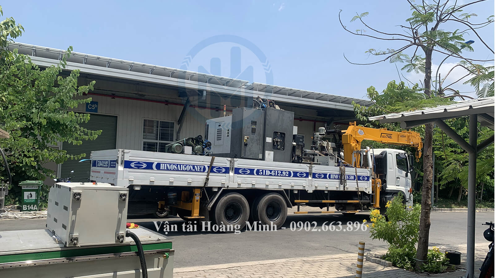 Xe cẩu tự hành Đồng Phú vận chuyển và nâng hạ hàng chuyên nghiệp