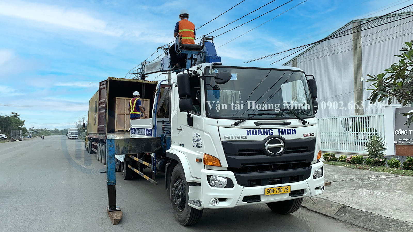 Xe cẩu đóng rút hàng container tại Long Thành