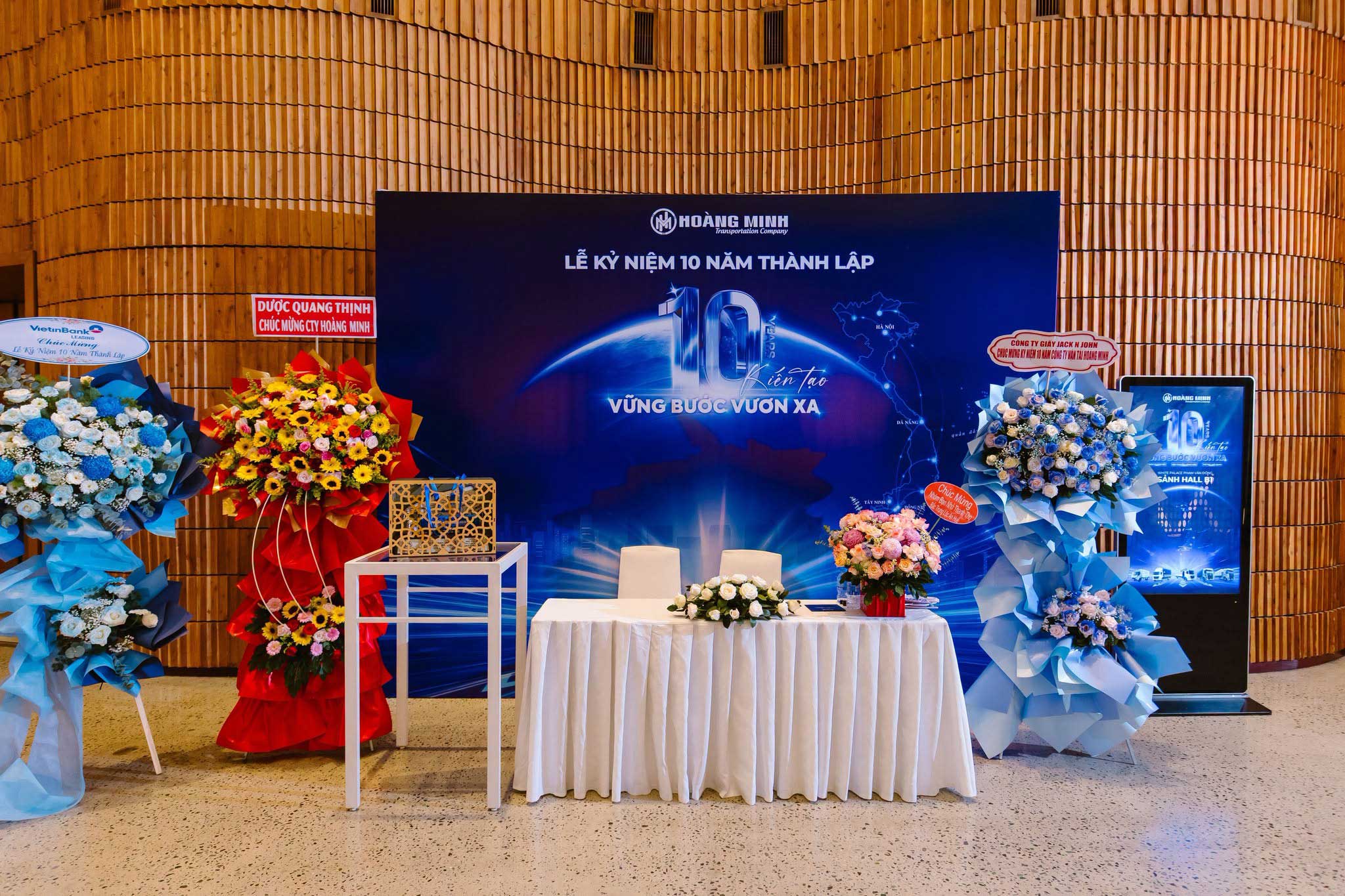 hoa-chuc-mung-doi-tac-gui-den-van-tai-hoang-minh-nhan-dip-10-nam-thanh-lap Hoa chúc mừng đối tác gửi đến Vận tải Hoàng Minh nhân dịp 10 năm thành lập