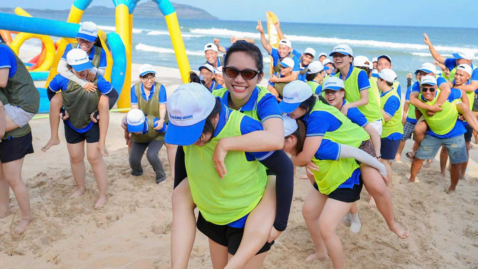 nhan-vien-hoang-minh-tham-gia-tro-choi-team-building Nhân viên Hoàng Minh tham gia trò chơi team building