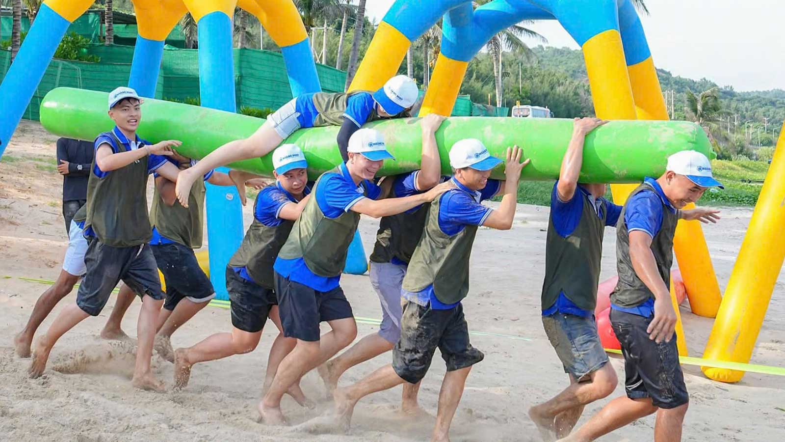 Nhân viên Hoàng Minh tham gia hoạt động team building ngoài trời Nhân viên Hoàng Minh tham gia hoạt động team building ngoài trời
