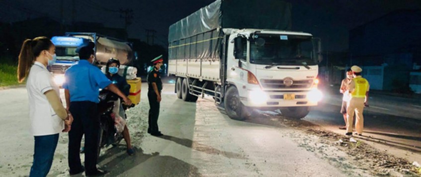 Vận chuyển hàng hóa chậm trễ vì tài xế phải liên tục đi xét nghiệm COVID-19