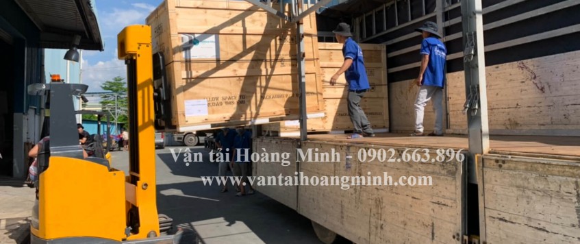 xe tải chở hàng