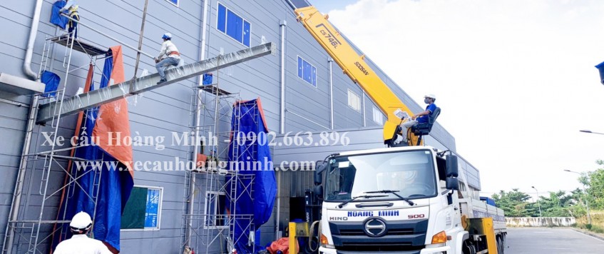 Xe cẩu hỗ trợ lắp đặt thiết bị công trình xây dựng