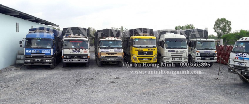 Xe tải chở hàng KCN Tân Thành