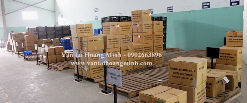 Xe tải chở hàng khu công nghiệp Đông Nam